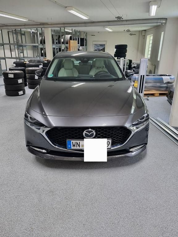 Grau Gebraucht 2021 Mazda 3 Selection Limousine | 22.100 € (Fairer Preis) - Bild 1/4
