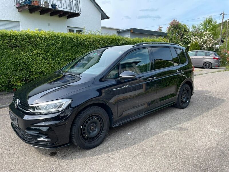 Schwarz Gebraucht 2020 VW Touran Highline Van / Kleinbus | 25.900 € (Guter Preis) - Bild 1/4