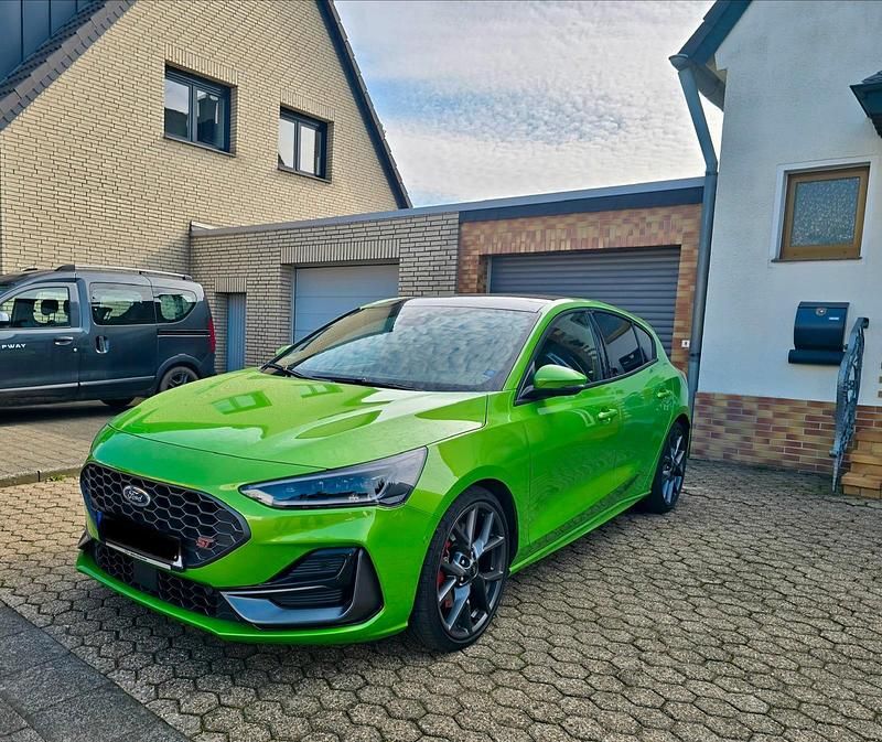 Używany Ford Focus ST 280 KM (205 kW) 2024 Zielony Sedan/Limuzyna