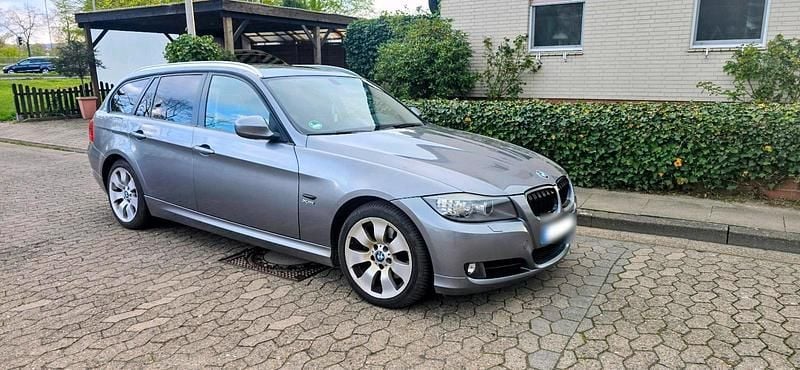 Gebraucht BMW 320 184 PS (135 kW) 2010 Grau Kombi