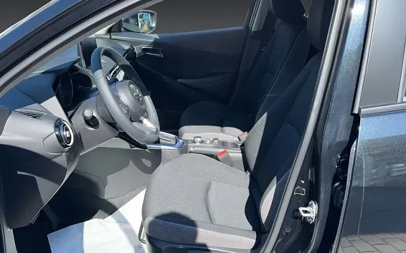 Używany Mazda 2 Center-Line 90 KM (66 kW) 2024 Niebieski Sedan/Limuzyna