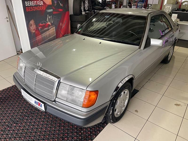 Używany Mercedes E220 150 KM (110 kW) 1993 Szary Coupe