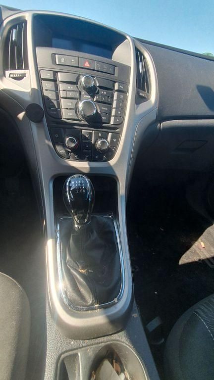 Gebraucht Opel Astra Design Edition 140 PS (102 kW) 2011 Weiß Limousine