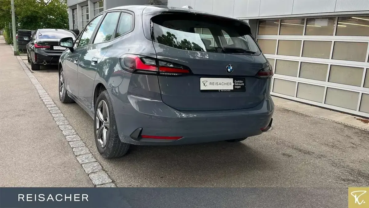 Gebraucht BMW 220 156 PS (114 kW) 2023 Sparkling kupfergrau metallic Van / Kleinbus