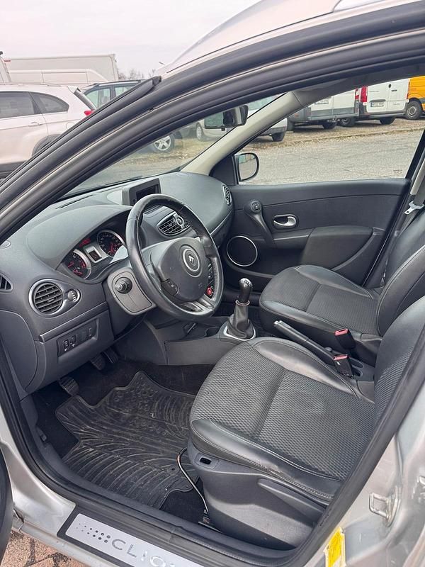 Gebraucht Renault Clio GrandTour 103 PS (75 kW) 2011 Silber Kombi