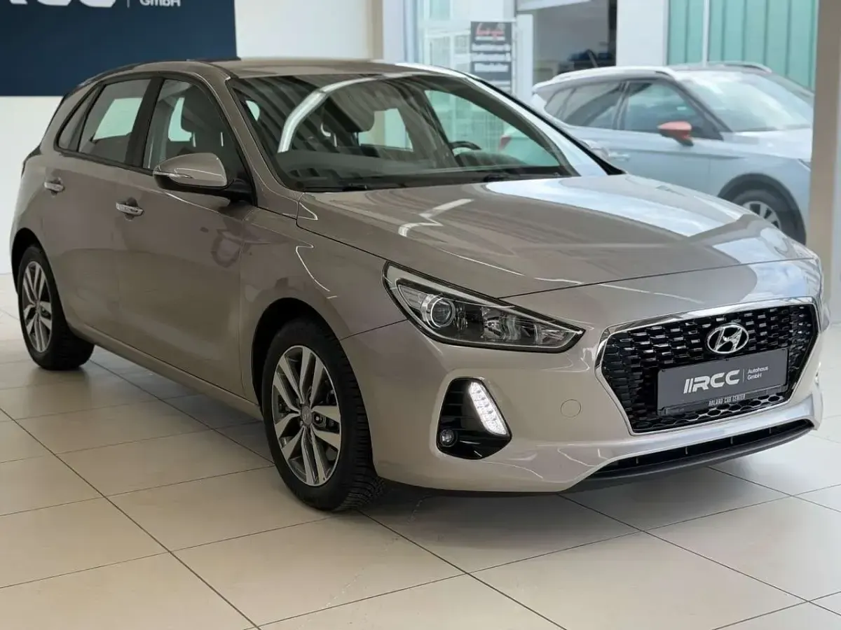 Gebraucht Hyundai i30 Trend 140 PS (102 kW) 2018 White sand Kleinwagen