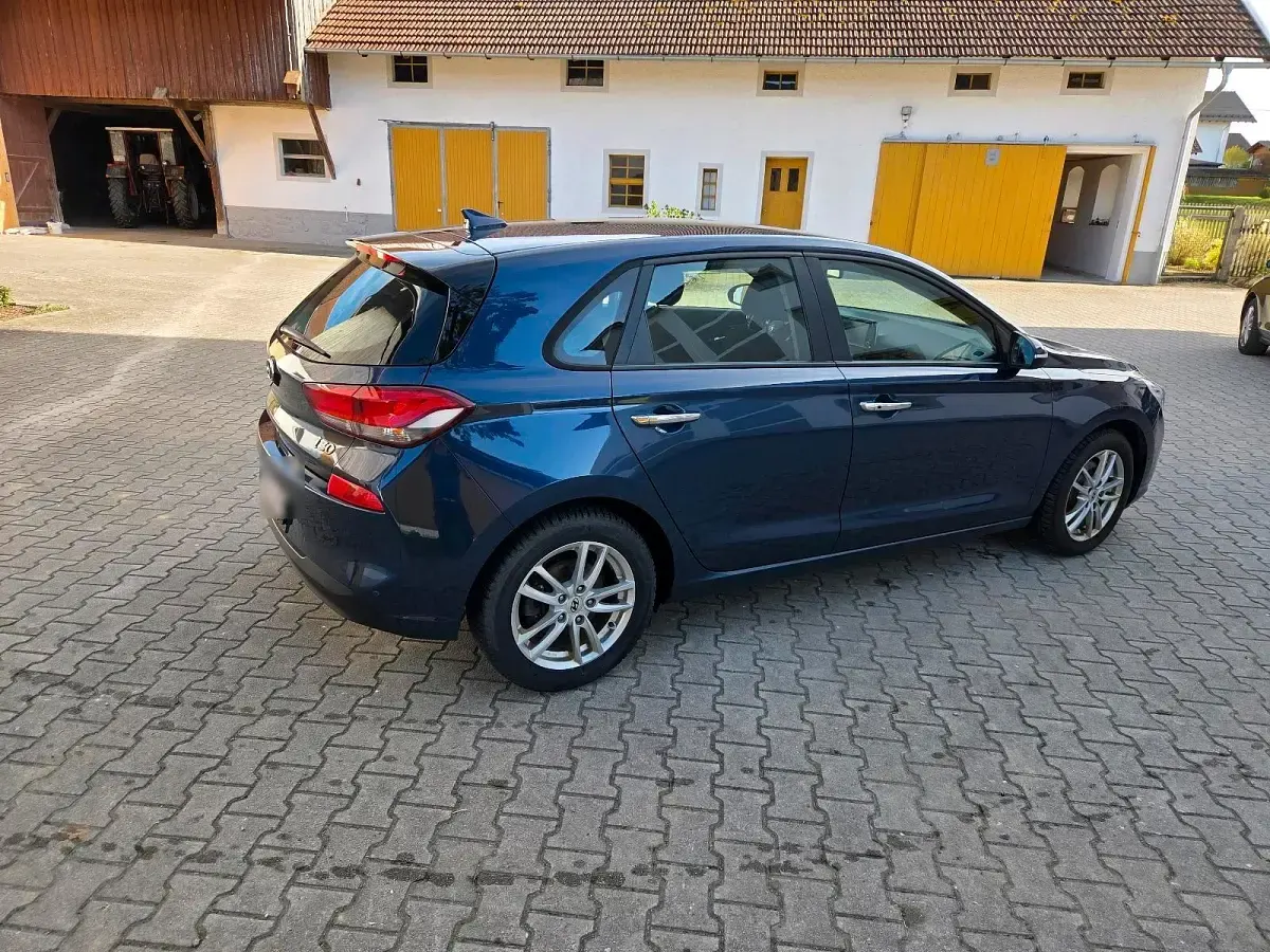 Gebraucht Hyundai i30 Trend 136 PS (100 kW) 2017 Blau Limousine
