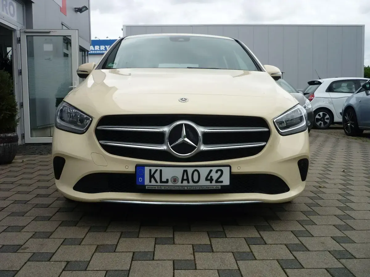 Gebraucht Mercedes B180 Style 116 PS (85 kW) 2021 Beige Kleinwagen