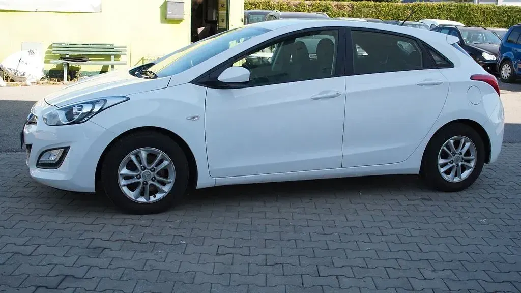 Gebraucht Hyundai i30 Edition 99 PS (72 kW) 2013 Weiß Limousine