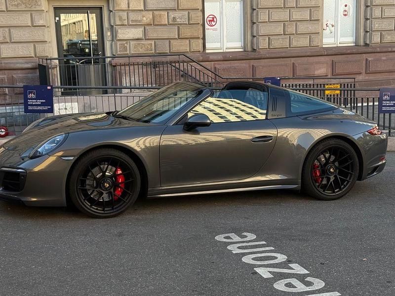 Grau Gebraucht 2017 Porsche 911 Carrera GTS Kleinwagen | 129.500 € - Bild 1/4