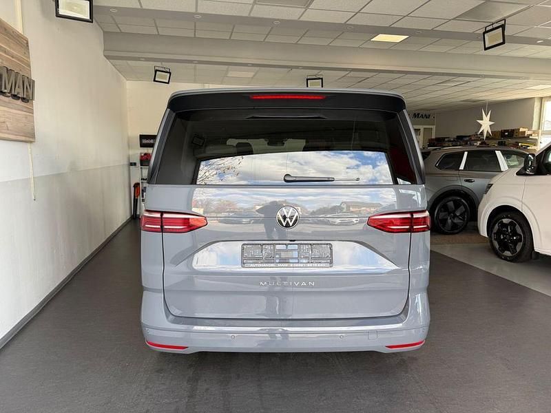 Gebraucht VW Multivan Basis 150 PS (110 kW) 2024 Grau Van