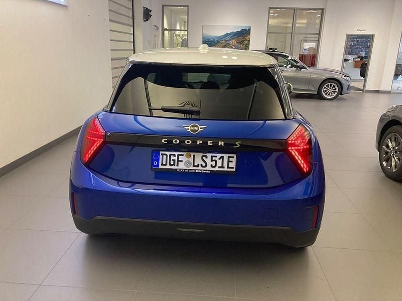 Gebraucht Mini Cooper SE Favoured 160 kW (218 PS) 2024 Blau Kleinwagen