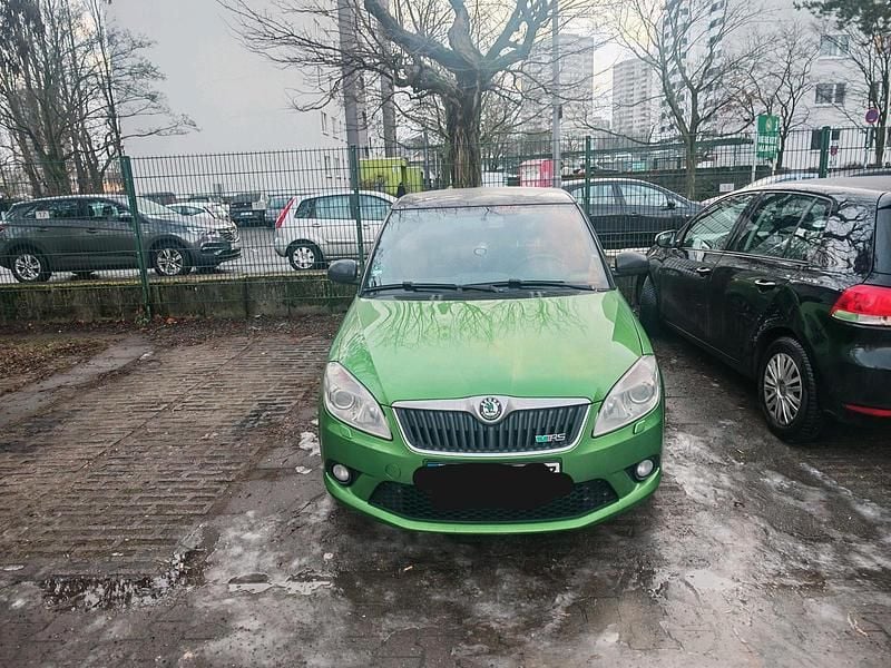 Grün Gebraucht 2013 Skoda Fabia vRS Kleinwagen | 10.000 € (Teuer) - Bild 1/4