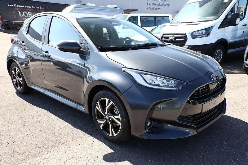 Ash grey metallic Neu 2025 Toyota Yaris Hybrid Kleinwagen | 23.428 € - Bild 1/4