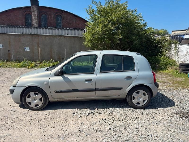 Second-hand Renault Clio II 98 CP (72 kW) 2003 Hatchback