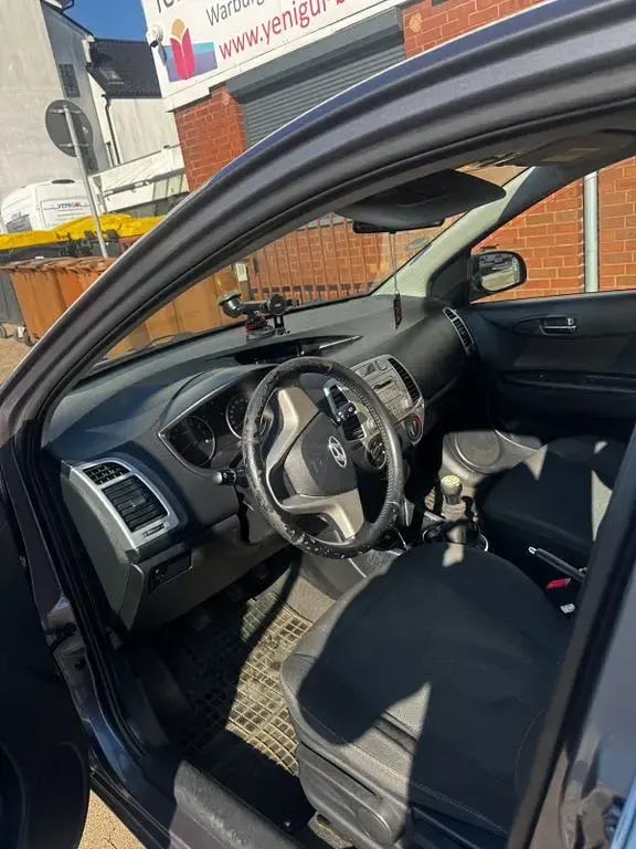 Gebraucht Hyundai i20 Classic 77 PS (56 kW) 2011 Grau Kleinwagen