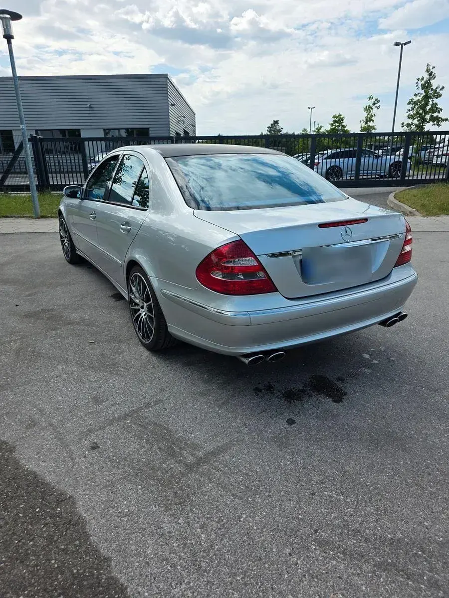 Używany Mercedes E500 Avantgarde 306 KM (225 kW) 2002 Srebrny Sedan/Limuzyna