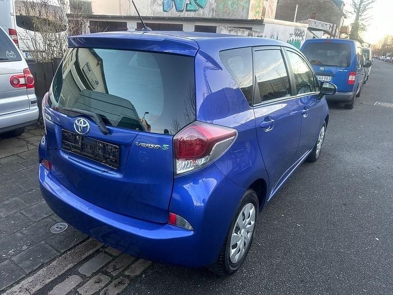 Gebraucht Toyota Verso-S Basis 99 PS (72 kW) 2015 Blau Van / Kleinbus