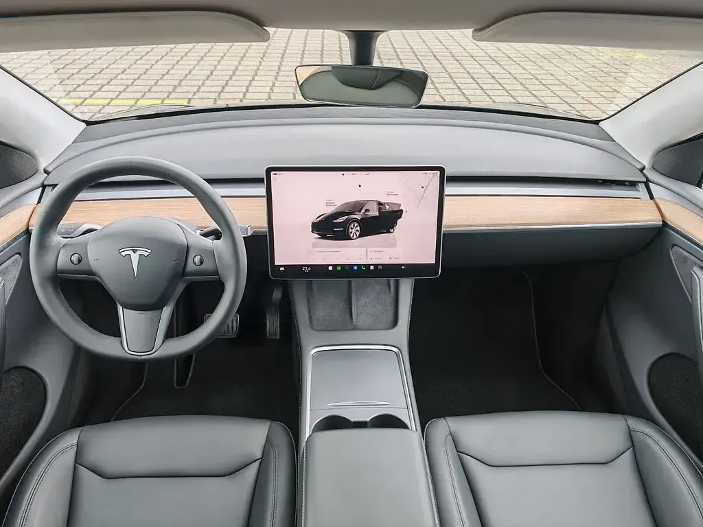 Gebraucht Tesla Model Y Standard Range 219 kW (299 PS) 2023 Solid black SUV