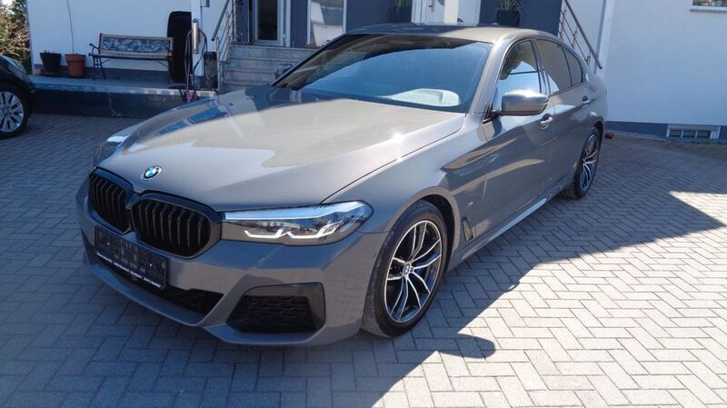 Grau Gebraucht 2021 BMW 530 M Sport Limousine | 33.950 € - Bild 1/4
