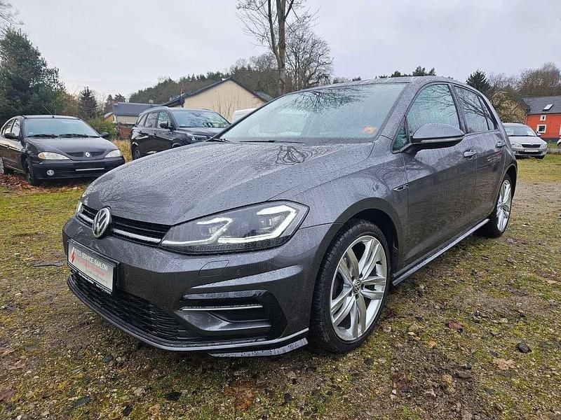 Indiumgrau Gebraucht 2017 VW Golf VII Highline Kleinwagen | 14.000 € - Bild 1/4