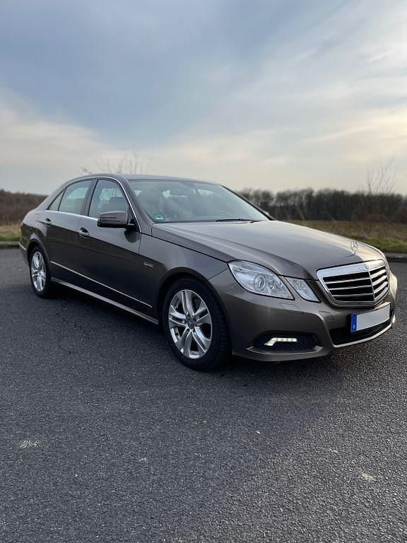 Gebraucht Mercedes E250 Avantgarde 204 PS (150 kW) 2009 Grau Limousine