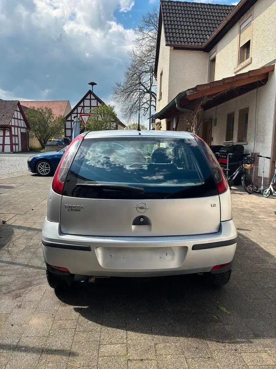 Używany Opel Corsa Cosmo 75 KM (55 kW) 2004 Srebrny Hatchback