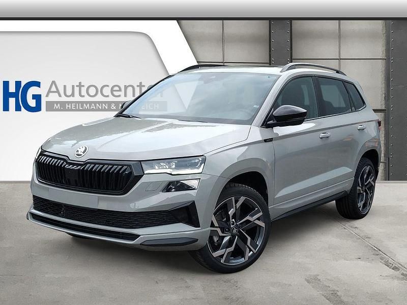 Grau Neu 2025 Skoda Karoq SportLine SUV | 37.690 € (Fairer Preis) - Bild 1/4