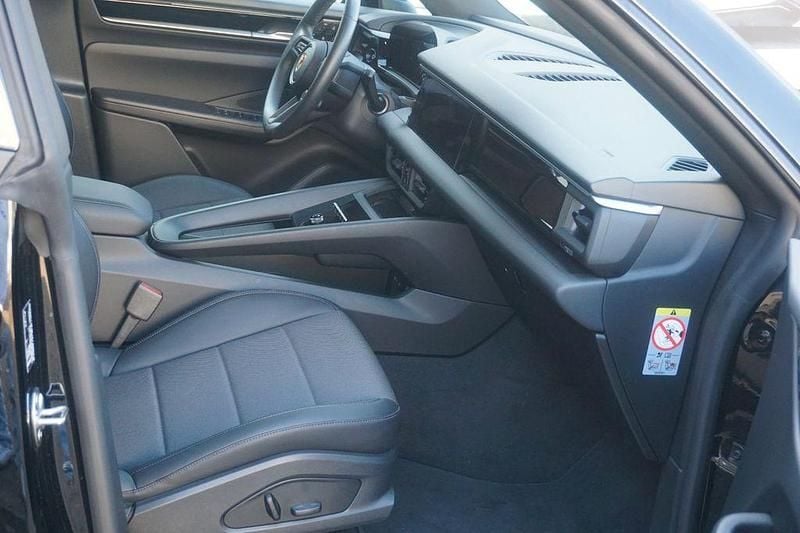 Gebraucht Porsche Macan 4 Electric Basis 264 kW (360 PS) 2025 Schwarz SUV