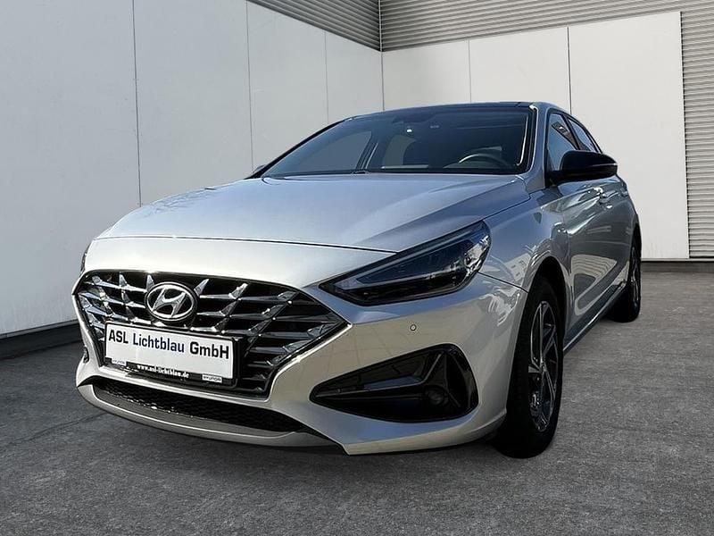 Gebraucht Hyundai i30 Intro Edition 110 PS (80 kW) 2020 Platinum silver Limousine