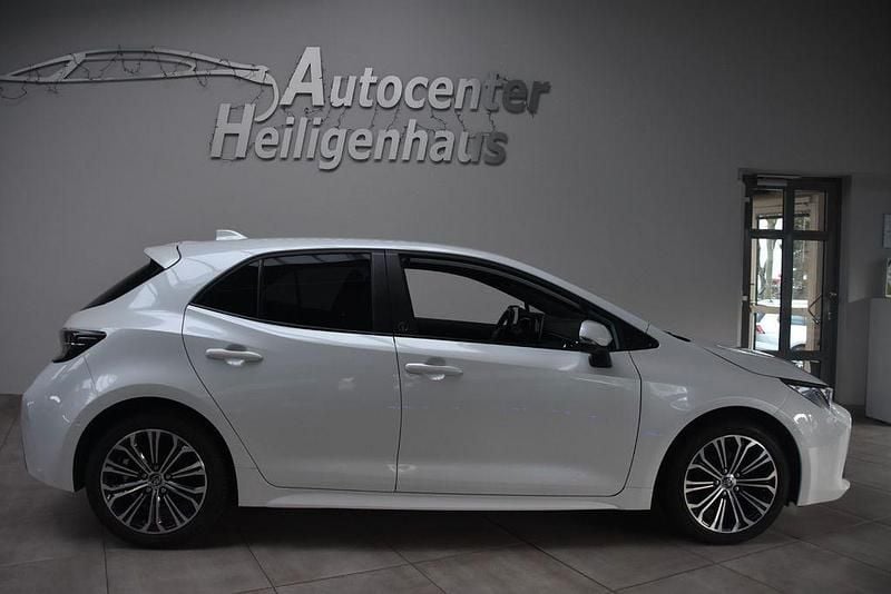 Gebraucht Toyota Corolla Hybrid Team 122 PS (89 kW) 2022 Weiß Limousine