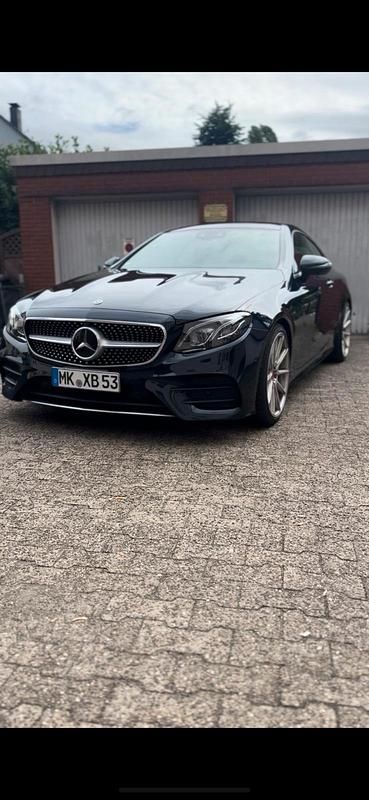 Blau Gebraucht 2017 Mercedes 300 Coupé | 21.500 € - Bild 1/4