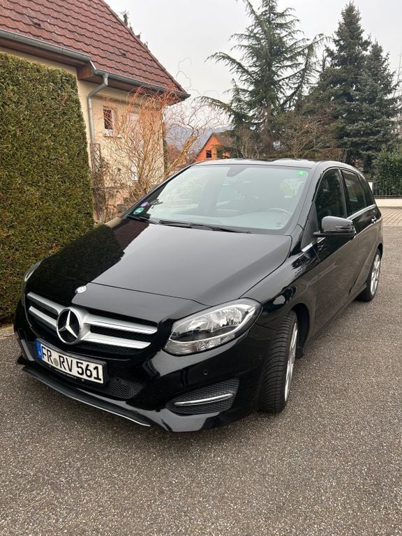 Schwarz Gebraucht 2015 Mercedes B220 Van / Kleinbus | 15.500 € (Guter Preis) - Bild 1/4