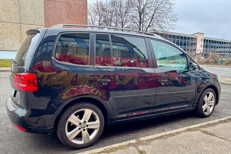 Gebraucht VW Touran Cup 105 PS (77 kW) 2014 Schwarz Van / Kleinbus