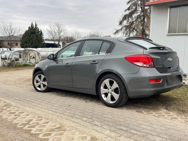 Gebraucht Chevrolet Cruze LT 141 PS (103 kW) 2012 Silber Limousine