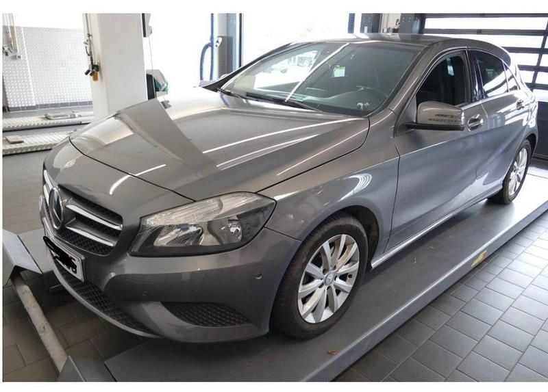 Grau Gebraucht 2013 Mercedes A180 Edition Limousine | 11.000 € (Guter Preis) - Bild 1/4