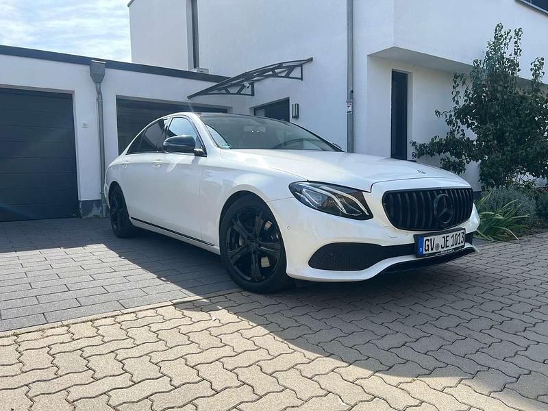 Weiß Gebraucht 2019 Mercedes E300 Avantgarde Limousine | 29.950 € (Fairer Preis) - Bild 1/4