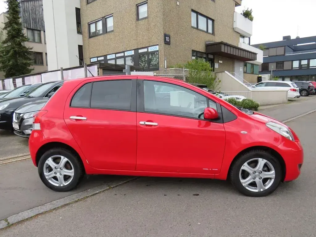 Gebraucht Toyota Yaris Edition 99 PS (72 kW) 2011 Rot Kleinwagen