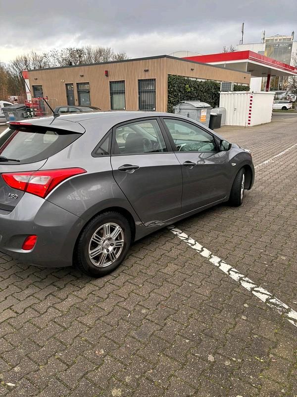 Gebraucht Hyundai i30 110 PS (80 kW) 2012 Grau Kleinwagen