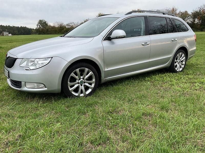 Silber Gebraucht 2011 Skoda Superb Family Kombi | 4.990 € (Etwas zu teuer) - Bild 1/4