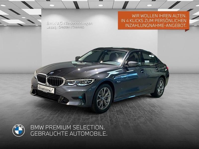 Grau Gebraucht 2022 BMW 320e Sport Line Limousine | 28.408 € (Superpreis) - Bild 1/4
