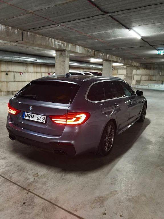 Grau Gebraucht 2018 BMW 520 Sport Line Limousine | 20.600 € (Fairer Preis) - Bild 1/4