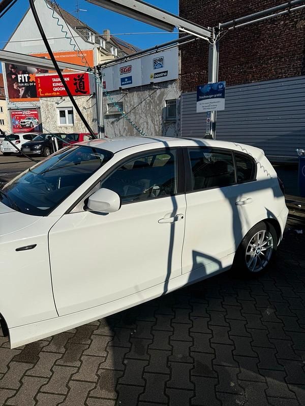 Gebraucht BMW 116 122 PS (89 kW) 2011 Weiß Kleinwagen
