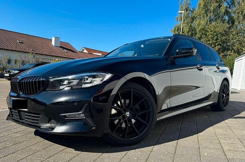 Schwarz Gebraucht 2021 BMW 320 Advantage Kombi | 19.000 € (Fairer Preis) - Bild 1/4