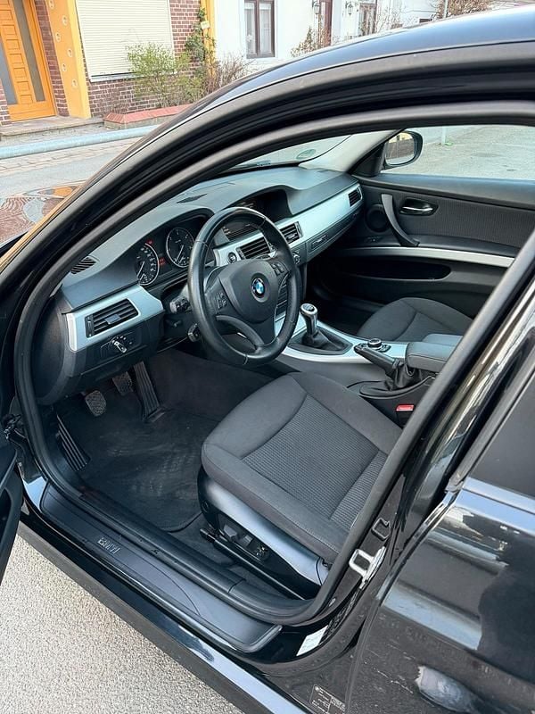 Gebraucht BMW 316 115 PS (84 kW) 2011 Schwarz Limousine