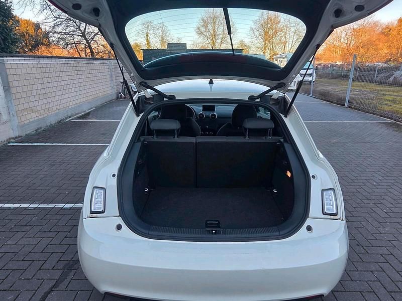 Gebraucht Audi A1 105 PS (77 kW) 2011 Weiß Kleinwagen
