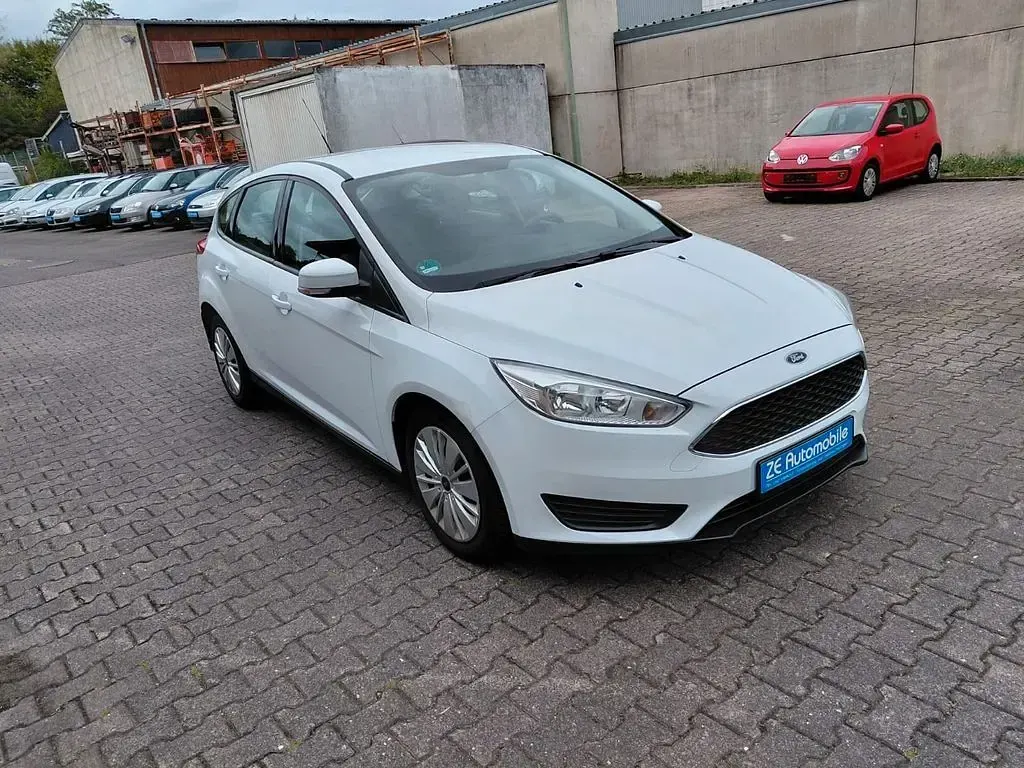 Gebraucht Ford Focus Trend 125 PS (91 kW) 2016 Weiß Limousine