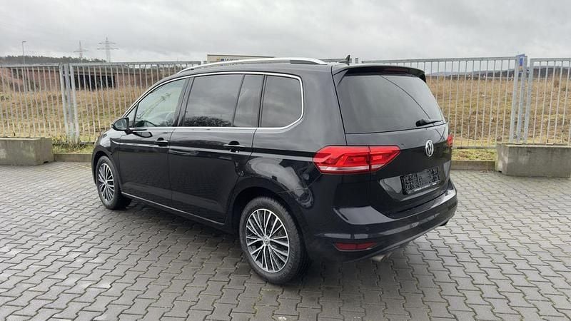 Gebraucht VW Touran Highline 150 PS (110 kW) 2020 Deep black perleffekt Van / Kleinbus