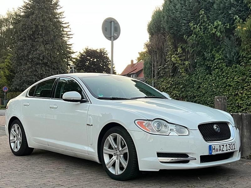 Weiß Gebraucht 2010 Jaguar XF Limousine | 6.490 € (Etwas zu teuer) - Bild 1/4