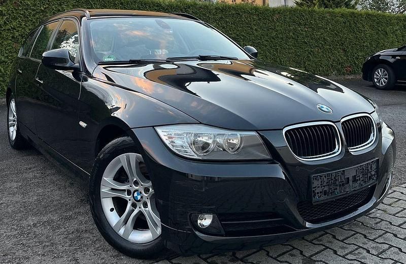 Black sapphire metallic Gebraucht 2012 BMW 318 Kombi | 9.990 € (Fairer Preis) - Bild 1/4